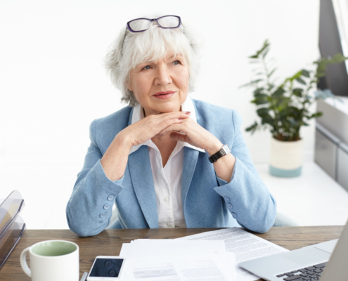 https://br.freepik.com/fotos-gratis/negocios-pessoas-aparelhos-eletronicos-e-conceito-de-tecnologia-moderna-foto-interna-de-experiente-ceo-senior-do-sexo-feminino-caucasiana-com-roupa-formal-e-olhar-pensativo-enquanto-trabalha-na-mesa-com-o-laptop_11202205.htm#fromView=search&page=1&position=37&uuid=141e73e1-e5e6-4b71-bf81-93285a91605b&query=aposentadoria