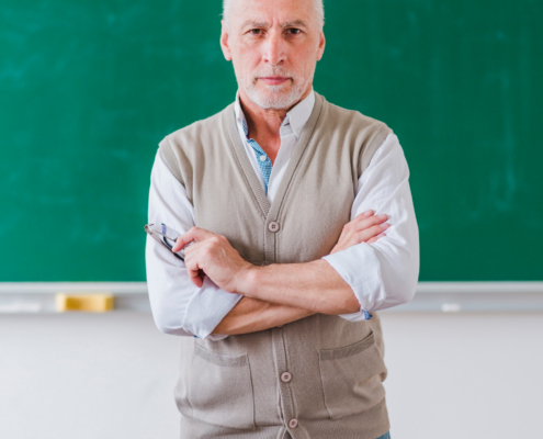 https://br.freepik.com/fotos-gratis/professor-masculino-senior-com-bracos-cruzaram-ficar-contra-chalkboard_4936941.htm#fromView=search&page=1&position=43&uuid=2be27c0d-a65a-4ead-b343-d036fd4e0f09&query=professor
