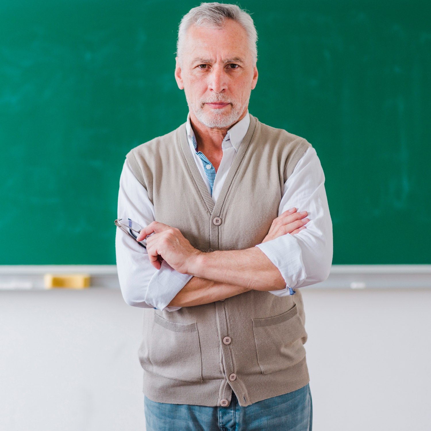 https://br.freepik.com/fotos-gratis/professor-masculino-senior-com-bracos-cruzaram-ficar-contra-chalkboard_4936941.htm#fromView=search&page=1&position=43&uuid=2be27c0d-a65a-4ead-b343-d036fd4e0f09&query=professor
