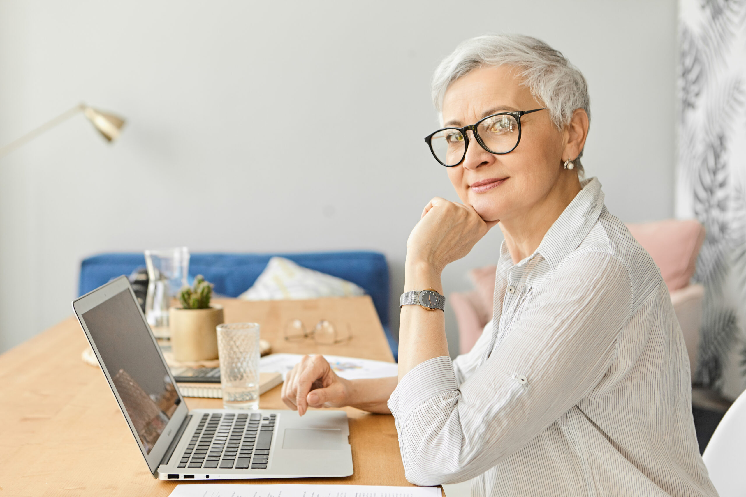 https://www.freepik.com/free-photo/modern-electronic-gadgets-occupation-age-maturity-concept-side-view-attractive-stylish-middle-aged-self-employed-female-glasses-sitting-front-open-laptop-working-home-office_11163393.htm#fromView=search&page=1&position=10&uuid=21de56fe-97ed-45fb-a815-d01ef26d491d&query=aposentadoria