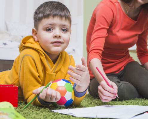 Maiores "Dores" dos Pais de Autistas em Relação aos Planos de Saúde: Negativa ou Limitação de Terapias Multidisciplinares: A principal dor relatada é a dificuldade em obter cobertura para todas as terapias essenciais recomendadas para o desenvolvimento de crianças com TEA, como ABA, fonoaudiologia, terapia ocupacional e psicoterapia. Os planos frequentemente tentam limitar o número de sessões ou oferecem serviços fragmentados e insuficientes, impactando diretamente o progresso da criança. Cancelamentos Unilaterais de Contratos: Houve um aumento significativo no cancelamento de planos de saúde de pessoas com autismo, alegando prejuízo por parte das operadoras. Essa prática gera grande insegurança e descontinuidade nos tratamentos, sendo uma das maiores angústias para as famílias. Cobranças Abusivas de Coparticipação: Planos de saúde têm utilizado a coparticipação de forma excessiva, tornando o tratamento contínuo financeiramente inviável para muitas famílias. A justiça tem reconhecido essa prática como abusiva quando impede o acesso a tratamentos essenciais. Burocracia e Demora nas Autorizações: A lentidão e a complexidade dos processos de autorização para terapias e consultas são fontes de grande frustração e atrasam o início ou a continuidade dos cuidados necessários. Substituição de Clínicas Multidisciplinares por Serviços Fragmentados: A prática de planos de saúde substituírem clínicas completas por estabelecimentos que oferecem apenas serviços isolados e insuficientes prejudica a qualidade e a integralidade do atendimento. Falta de Padronização na Cobertura: A ausência de normas claras e padronizadas por parte da Agência Nacional de Saúde Suplementar (ANS) em relação à cobertura de terapias e suas cargas horárias gera insegurança jurídica e dificuldades na garantia dos direitos. Judicialização da Saúde: A necessidade de recorrer à justiça para garantir direitos de acesso a tratamentos evidencia a falha do sistema e causa desgaste emocional e financeiro para as famílias. Falta de Transparência e Informação: A dificuldade em obter informações claras sobre as coberturas, as redes credenciadas e os processos internos dos planos de saúde dificulta a vida dos pais. Serviços de Saúde Mais Buscados por Pais de Autistas em 2025 para Resolver Essas "Dores": Apoio Jurídico e Advocacia: A busca por advogados especializados em direito da saúde e associações de defesa dos direitos das pessoas com autismo tem sido alta para contestar negativas, cancelamentos e cobranças abusivas dos planos de saúde. Informação e Orientações sobre Direitos: Pais buscam ativamente informações sobre as leis que garantem os direitos das pessoas com TEA na saúde, tanto no Sistema Único de Saúde (SUS) quanto nos planos privados. Clínicas e Profissionais Multidisciplinares: A procura por clínicas que ofereçam equipes completas com terapeutas ABA, fonoaudiólogos, terapeutas ocupacionais e psicólogos é constante, visando um tratamento integral. Serviços de Mediação e Resolução de Conflitos: Em busca de alternativas à judicialização, alguns pais podem procurar serviços de mediação para tentar resolver impasses com os planos de saúde de forma mais rápida. Grupos de Apoio e Troca de Experiências: Embora não seja um serviço de saúde direto, a participação em grupos de apoio de pais de autistas é fundamental para trocar informações, obter apoio emocional e compartilhar estratégias para lidar com os desafios, incluindo os relacionados aos planos de saúde. Serviços de Saúde Pública Especializados: Apesar das dificuldades de acesso, muitos pais buscam os serviços oferecidos pelo SUS, como centros de reabilitação e ambulatórios especializados em TEA. Teleconsultas e Serviços Online: A busca por serviços de saúde online, como teleconsultas com especialistas, pode aumentar como forma de facilitar o acesso a orientações e acompanhamento, especialmente em locais com poucos profissionais especializados. É importante ressaltar que a busca por esses serviços reflete a luta dos pais por garantir o direito à saúde e ao desenvolvimento de seus filhos com autismo diante das dificuldades impostas pelos planos de saúde. A judicialização crescente e as discussões sobre a regulamentação da cobertura para o TEA demonstram a urgência em encontrar soluções mais eficazes e justas para essas famílias.