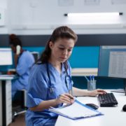 Pharmacist nurse with stethoscope analyzing healthcare treatment Direitos trabalhistas dos profissionais de enfermagem: enfermeira analisando documentos no hospital