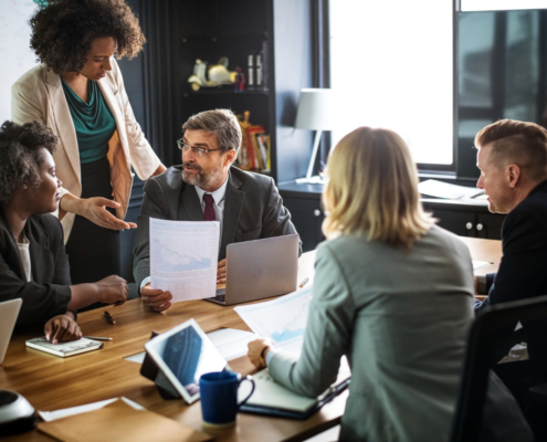 Pressa, desorganização e falta de inteligência jurídica: por que muitos negócios perdem dinheiro antes mesmo de crescer