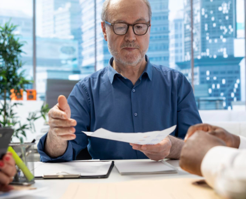 Descontos indevidos em aposentadorias: como identificar, organizar provas e reverter cobranças que reduzem sua renda