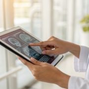 Plano de saúde negou medicamento de alto custo: o que diz a lei e o que fazer