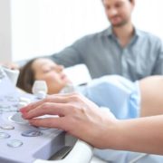 Salário-maternidade para autônoma, MEI e desempregada: o que mudou com o STF e como garantir o benefício