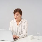 O que significa indeferimento (indeferido)? Significado, exemplos e o que fazer em 2026