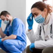 A ação contra o SUS pode ser uma alternativa quando o paciente precisa de medicamento, cirurgia, exame, tratamento, internação ou terapia e não consegue acesso pela via administrativa. A judicialização da saúde é comum em situações de urgência, doença grave, medicamento de alto custo, demora excessiva na fila, falta de insumo, negativa de tratamento ou ausência de resposta do poder público. Mas entrar com ação judicial contra o SUS exige cuidado. O paciente precisa demonstrar a necessidade médica, a tentativa administrativa, a urgência, a impossibilidade de custear o tratamento e, especialmente em casos de medicamentos, a adequação técnica do pedido. O Ministério da Saúde informa que o Componente Especializado da Assistência Farmacêutica — CEAF é uma estratégia de acesso a medicamentos no SUS, voltada à integralidade do tratamento medicamentoso ambulatorial, conforme linhas de cuidado definidas em Protocolos Clínicos e Diretrizes Terapêuticas, os PCDT. Além disso, o CNJ mantém o sistema e-NatJus, banco nacional de pareceres e notas técnicas baseado em evidências científicas, criado para auxiliar decisões judiciais em demandas de saúde. Neste artigo, você vai entender quando cabe ação contra o SUS, quais documentos reunir, como funciona o pedido de liminar e quais cuidados tomar em casos de medicamento não fornecido pelo poder público. O que é ação contra o SUS? A ação contra o SUS é um processo judicial usado para pedir que o poder público forneça determinado medicamento, exame, cirurgia, tratamento, terapia, internação ou insumo de saúde. Ela pode ser proposta contra: Município; Estado; União; mais de um ente público ao mesmo tempo, conforme o caso. A ação busca garantir o direito à saúde quando a via administrativa não resolveu o problema ou quando a demora coloca o paciente em risco. Quando é possível entrar com ação contra o SUS? A ação judicial pode ser avaliada quando há necessidade médica comprovada e o paciente não consegue obter o tratamento administrativamente. Exemplos comuns: Situação Exemplo prático Medicamento negado Paciente precisa de remédio de alto custo e não recebe Medicamento em falta O remédio é fornecido pelo SUS, mas está indisponível Cirurgia demorando Paciente está na fila há meses ou anos Exame urgente não agendado Diagnóstico depende de exame essencial Tratamento negado Terapia, reabilitação ou procedimento recusado Internação não disponibilizada Paciente precisa de leito hospitalar Home care ou cuidados domiciliares Paciente depende de suporte fora do hospital Insumo indispensável Fraldas, sondas, curativos, dieta ou equipamento Tratamento oncológico atrasado Demora pode comprometer resultado terapêutico O ponto central é demonstrar que existe prescrição médica e que a falta do tratamento causa risco ao paciente. Preciso pedir administrativamente antes de entrar na Justiça? Em regra, é recomendável tentar a via administrativa antes da ação judicial. Isso significa protocolar o pedido no SUS, na farmácia de alto custo, na Secretaria de Saúde, na unidade básica, no hospital ou no órgão responsável. Esse pedido administrativo ajuda a provar que o paciente tentou obter o tratamento e que houve negativa, demora ou ausência de resposta. Documentos úteis: protocolo de solicitação; negativa por escrito; comprovante de fila; resposta da Secretaria de Saúde; comprovante de falta do medicamento; relatório do atendimento; e-mails ou mensagens oficiais; número de regulação; comprovante do pedido no CEAF, quando for medicamento especializado. Nos casos de urgência grave, a falta de resposta rápida pode justificar a busca direta do Judiciário, mas a prova da tentativa administrativa costuma fortalecer o processo. Medicamento pelo SUS: como funciona? Nem todo medicamento é fornecido da mesma forma pelo SUS. Há medicamentos básicos, medicamentos especializados, medicamentos hospitalares e tratamentos vinculados a protocolos clínicos. O Ministério da Saúde explica que o acesso aos medicamentos do CEAF depende do cumprimento dos critérios previstos nos PCDT referentes à condição clínica do usuário. As Secretarias Estaduais de Saúde e do Distrito Federal são responsáveis pela dispensação desses medicamentos e organizam os fluxos conforme a estrutura local. Na prática, para pedir medicamento especializado, geralmente são exigidos: receita médica; relatório médico; exames; documentos pessoais; Cartão Nacional do SUS; comprovante de residência; formulário ou LME, quando aplicável; atendimento aos critérios do PCDT. O que é PCDT? PCDT significa Protocolo Clínico e Diretrizes Terapêuticas. É um documento oficial que define critérios de diagnóstico, tratamento, medicamentos, doses, exames e acompanhamento para determinadas doenças no SUS. O PCDT é importante porque o SUS pode exigir que o paciente cumpra os critérios previstos para receber determinado medicamento. Exemplo: Se um medicamento é fornecido para determinada doença apenas em estágio específico ou após falha de outro tratamento, o paciente pode precisar comprovar esses requisitos com exames e relatório médico. O que é CEAF? CEAF significa Componente Especializado da Assistência Farmacêutica. Ele é uma política do SUS voltada ao fornecimento de medicamentos especializados, geralmente relacionados a doenças crônicas, raras ou de maior complexidade. O Ministério da Saúde define o CEAF como estratégia de acesso a medicamentos no SUS, voltada à integralidade do tratamento medicamentoso em nível ambulatorial, conforme os PCDT. Alguns exemplos de situações que podem envolver CEAF: doenças autoimunes; doenças neurológicas; doenças inflamatórias; doenças raras; doenças respiratórias crônicas; doenças renais; hepatites; condições reumatológicas; algumas doenças dermatológicas graves. Medicamento negado pelo SUS: o que fazer? Se o medicamento foi negado, o primeiro passo é entender o motivo. A negativa pode ocorrer porque: Motivo O que significa Medicamento fora da lista do SUS Não está incorporado ou não consta no protocolo Falta de documentos Receita, exames ou formulários incompletos Não cumprimento do PCDT SUS entende que critérios não foram preenchidos Medicamento em falta Está previsto, mas não disponível Dose ou indicação divergente Pedido não bate com protocolo Prescrição particular questionada Órgão exige documentos específicos Registro sanitário ausente Medicamento não tem registro na Anvisa Pedido sem justificativa técnica Relatório médico insuficiente Depois de identificar o motivo, é possível complementar documentos, fazer novo pedido administrativo ou avaliar ação judicial. Medicamento em falta no SUS pode gerar ação judicial? Sim. Quando o medicamento está previsto no SUS, mas está em falta ou não é entregue, a ação judicial pode ser mais objetiva. Nesses casos, o paciente deve reunir: comprovante de que o medicamento é fornecido pelo SUS; comprovante de cadastro no programa; receita atualizada; relatório médico; prova da falta; protocolos de tentativa de retirada; resposta da farmácia ou Secretaria de Saúde. Se a falta do medicamento coloca o tratamento em risco, pode ser possível pedir liminar. Medicamento fora da lista do SUS pode ser pedido na Justiça? Pode, mas a análise ficou mais rigorosa. A CONITEC informa que, conforme entendimento do STF, a Justiça pode determinar fornecimento de medicamento que não está na lista do SUS desde que se comprove, entre outros pontos, que o medicamento foi negado pelo órgão público responsável, que não há outro medicamento disponível nas listas do SUS capaz de substituir o solicitado e que houve ilegalidade, ausência de pedido de inclusão ou demora excessiva na análise da CONITEC. O STF também divulgou, em 2024, critérios para concessão judicial de medicamentos não incorporados ao SUS. Segundo a Corte, o paciente deve comprovar requisitos específicos, como negativa administrativa, impossibilidade de substituição por medicamento incorporado e evidência científica da eficácia e segurança. Por isso, esses casos exigem relatório médico muito bem fundamentado e análise jurídica cuidadosa. Medicamento sem registro na Anvisa pode ser pedido? Esse é um tema mais restrito e delicado. Medicamentos sem registro na Anvisa enfrentam obstáculos maiores na Justiça, porque a segurança, eficácia e autorização sanitária são pontos centrais. Em regra, ações envolvendo medicamento sem registro exigem análise técnica e jurídica específica. O paciente não deve iniciar esse tipo de pedido apenas com uma receita simples. Cirurgia pelo SUS demorando: cabe ação judicial? Pode caber, especialmente quando a demora é excessiva e há risco de agravamento. A ação pode ser avaliada quando: o paciente está há muito tempo na fila; a doença está piorando; há risco de perda funcional; a cirurgia é urgente; há relatório médico indicando risco da espera; não existe previsão de agendamento; a demora compromete o tratamento; o paciente já buscou a regulação ou Secretaria de Saúde. Documentos importantes: pedido médico da cirurgia; exames; relatório médico detalhado; comprovante de entrada na fila; número de regulação; protocolos; resposta do hospital ou Secretaria de Saúde; documentos que mostrem agravamento. Exame pelo SUS demorando: posso entrar com ação? Pode ser possível quando o exame é essencial para diagnóstico ou tratamento e a demora traz risco ao paciente. Exemplos: ressonância; tomografia; biópsia; colonoscopia; exames cardiológicos; exames oncológicos; exames pré-cirúrgicos; exames genéticos em casos específicos; exames indispensáveis para liberar medicamento. O relatório médico deve explicar por que o exame é necessário e qual risco existe se ele não for realizado. Tratamento oncológico atrasado pelo SUS Tratamentos oncológicos exigem atenção especial. A demora em diagnóstico, cirurgia, quimioterapia, radioterapia ou medicamento pode causar agravamento da doença. Documentos importantes: laudo anatomopatológico; relatório do oncologista; exames de imagem; pedido de cirurgia ou tratamento; comprovante de regulação; protocolos; indicação de urgência; documentos de negativa ou demora. Em casos urgentes, pode ser possível pedir liminar. O que é liminar contra o SUS? A liminar é uma decisão judicial urgente. Ela pode determinar que o poder público forneça medicamento, exame, cirurgia, tratamento, internação ou insumo antes do fim do processo. A liminar pode ser pedida quando há: urgência; risco de agravamento; risco de morte; dor intensa; perda funcional; interrupção de tratamento; ausência de alternativa; demora excessiva; negativa administrativa. O juiz analisará a urgência, os documentos médicos, a tentativa administrativa e a viabilidade técnica do pedido. Quais documentos são necessários para ação contra o SUS? Os documentos variam conforme o pedido, mas geralmente incluem: Documento Finalidade Documento pessoal do paciente Identificação CPF e Cartão SUS Cadastro Comprovante de residência Definir competência e ente público Receita médica atualizada Comprovar prescrição Relatório médico detalhado Demonstrar necessidade e urgência Exames Confirmar diagnóstico Negativa administrativa Provar recusa Protocolo de solicitação Provar tentativa administrativa Comprovante de fila Casos de cirurgia ou exame Orçamento Pode ajudar em medicamentos fora do SUS Comprovante de renda Demonstrar impossibilidade de custeio Laudos anteriores Mostrar histórico da doença PCDT ou documentos técnicos Reforçar enquadramento Notas técnicas, quando houver Apoiar evidência científica Como deve ser o relatório médico? O relatório médico precisa ser detalhado e individualizado. Ele deve informar: diagnóstico; CID, quando houver; histórico da doença; tratamentos já realizados; medicamentos já usados; resposta ou falha terapêutica; tratamento solicitado; dose e duração, no caso de medicamento; risco da não realização; urgência; inexistência ou inadequação de alternativa no SUS; justificativa técnica; exames que comprovam o quadro; assinatura, CRM e data. Relatório genérico costuma enfraquecer a ação. Receita médica particular serve? Pode servir, mas depende do caso. O FAQ do Ministério da Saúde sobre medicamentos do CEAF informa que os documentos necessários para solicitação e renovação podem ser oriundos de serviços privados de saúde, desde que atendam aos critérios dos PCDT e às pactuações da Comissão Intergestores Bipartite de cada unidade federativa. Isso significa que receita e relatório de médico particular podem ser relevantes, mas devem estar bem fundamentados e compatíveis com as exigências técnicas. Quem deve ser processado: Município, Estado ou União? Depende do pedido. Em ações de saúde, pode haver responsabilidade de diferentes entes públicos. A definição depende de fatores como: tipo de medicamento; política pública envolvida; local de atendimento; complexidade do tratamento; existência de incorporação no SUS; responsabilidade administrativa pela dispensação; jurisprudência aplicável. Em muitos casos, ações são propostas contra Município e Estado. Em outros, pode haver necessidade de incluir a União, especialmente em discussões mais complexas sobre medicamentos não incorporados ou tecnologias específicas. Esse ponto deve ser definido por análise jurídica. Preciso comprovar baixa renda? Em muitos casos, sim, especialmente quando se pede medicamento, tratamento ou insumo de alto custo. A lógica é demonstrar que o paciente não tem condições de pagar sem comprometer sua subsistência. Documentos úteis: comprovante de renda; carteira de trabalho; extratos bancários; declaração de hipossuficiência; gastos mensais; despesas médicas; orçamento do medicamento; comprovante de benefício previdenciário ou assistencial; CadÚnico, se houver. O que é e-NatJus e por que isso importa? O e-NatJus é um sistema do CNJ que reúne notas técnicas e pareceres técnico-científicos baseados em evidências científicas na área da saúde. Segundo o CNJ, o objetivo é abrigar pareceres e notas elaborados pelos Núcleos de Apoio Técnico do Judiciário e por Núcleos de Avaliação de Tecnologias em Saúde. Na prática, o juiz pode consultar notas técnicas para avaliar: se o medicamento tem evidência científica; se existe alternativa no SUS; se o tratamento é experimental; se a indicação é compatível com protocolos; se há registro na Anvisa; se o pedido tem respaldo técnico. Por isso, ações de saúde precisam ser bem fundamentadas clinicamente. A Justiça concede tudo que o médico pede? Não. A prescrição médica é muito importante, mas não basta sozinha em todos os casos. O Judiciário pode avaliar: urgência; evidência científica; registro na Anvisa; existência de alternativa no SUS; custo; protocolo clínico; negativa administrativa; capacidade financeira do paciente; nota técnica do NatJus; impacto da decisão. Por isso, o relatório médico deve explicar não apenas o que foi prescrito, mas por que aquele tratamento é necessário para aquele paciente. Ação contra o SUS para medicamento de alto custo Medicamentos de alto custo são uma das causas mais comuns de judicialização. A ação pode envolver: medicamento previsto no SUS, mas não entregue; medicamento fora da lista do SUS; medicamento com indicação diferente da prevista; medicamento incorporado, mas com barreira administrativa; medicamento sem alternativa terapêutica eficaz; medicamento necessário para doença rara ou grave. Quanto mais caro e complexo for o medicamento, mais importante é apresentar documentação técnica robusta. Ação contra o SUS para tratamento fora do domicílio Alguns pacientes precisam se deslocar para outro município ou estado para realizar tratamento indisponível em sua localidade. Nesses casos, pode haver discussão sobre: transporte; hospedagem; ajuda de custo; acompanhante; regulação; TFD, Tratamento Fora de Domicílio. Esse tipo de pedido exige documentos médicos e administrativos específicos. Ação contra o SUS para internação ou leito Quando o paciente precisa de internação, UTI ou transferência hospitalar, a urgência costuma ser alta. Documentos importantes: relatório médico hospitalar; pedido de vaga; indicação de UTI ou internação; comprovante de regulação; negativa ou demora; exames; evolução clínica; documentos do paciente. Nesses casos, a liminar pode ser necessária para garantir vaga ou transferência. Ação contra o SUS para terapias Também pode haver ação para terapias, reabilitação ou tratamentos contínuos. Exemplos: fisioterapia; fonoaudiologia; terapia ocupacional; psicoterapia; reabilitação neurológica; terapias para pessoas com deficiência; tratamento multidisciplinar. O pedido deve demonstrar frequência necessária, objetivo terapêutico, risco da interrupção e inexistência de acesso adequado pela rede pública. O que fazer antes de entrar com ação contra o SUS? Siga este passo a passo: Peça relatório médico detalhado; Separe exames e laudos; Faça pedido administrativo no SUS; Guarde protocolo; Solicite negativa por escrito, se houver; Verifique se o medicamento está no SUS; Veja se há PCDT; Reúna comprovantes de renda; Faça orçamento, quando for medicamento ou tratamento privado; Procure orientação jurídica se houver negativa ou demora. Principais erros em ações contra o SUS Evite: Erro Consequência Entrar com receita simples Prova médica pode ser insuficiente Não tentar via administrativa Pode enfraquecer o pedido Não comprovar urgência Liminar pode ser negada Não explicar falha de alternativas do SUS Pedido pode parecer substituível Não juntar exames Diagnóstico fica frágil Pedir medicamento sem registro Caso fica muito mais difícil Não demonstrar incapacidade financeira Pode prejudicar análise Relatório médico genérico Dificulta convencimento do juiz Não atualizar documentos Pode haver exigências ou indeferimento Ignorar PCDT Pode haver negativa técnica Quando procurar advogado em Direito da Saúde? A orientação jurídica pode ser importante quando: o SUS negou medicamento; medicamento está em falta; cirurgia demora muito; exame urgente não foi marcado; tratamento oncológico atrasou; paciente precisa de UTI; há risco de agravamento; tratamento foi interrompido; medicamento é de alto custo; o remédio não está na lista do SUS; há necessidade de liminar; o paciente não sabe qual ente público acionar. O advogado pode analisar documentos médicos, protocolos administrativos, urgência, viabilidade técnica e estratégia judicial. Conclusão A ação contra o SUS pode ser um caminho para exigir medicamento, cirurgia, exame, internação, tratamento ou insumo quando o poder público nega, demora ou não oferece a assistência necessária. Mas a judicialização da saúde exige preparação. O paciente precisa reunir relatório médico detalhado, exames, receita, protocolo administrativo, negativa ou prova da demora, além de documentos que demonstrem urgência e impossibilidade de custeio. Nos casos de medicamento, é essencial verificar se ele está incorporado ao SUS, se há PCDT, se existe alternativa terapêutica e se há evidência científica suficiente. Para medicamentos não incorporados, os critérios são mais rigorosos após os entendimentos do STF. Quando há risco grave ou demora incompatível com a saúde do paciente, pode ser possível pedir liminar para tentar obter uma decisão urgente. Perguntas frequentes sobre ação contra o SUS 1. Posso entrar com ação contra o SUS para conseguir medicamento? Sim, pode ser possível, especialmente quando há prescrição médica, negativa ou demora administrativa e risco à saúde. 2. Preciso pedir o medicamento no SUS antes da ação? Em regra, é recomendável fazer pedido administrativo e guardar protocolo ou negativa. 3. Medicamento em falta no SUS pode ser pedido judicialmente? Sim. Se o medicamento é fornecido pelo SUS, mas não está disponível, a ação pode buscar o fornecimento. 4. Medicamento fora da lista do SUS pode ser concedido pela Justiça? Pode, mas os critérios são mais rigorosos. É preciso demonstrar negativa administrativa, ausência de alternativa incorporada eficaz e respaldo técnico-científico, entre outros pontos. 5. O que é CONITEC? É a Comissão Nacional de Incorporação de Tecnologias no SUS, responsável por avaliar tecnologias em saúde, como medicamentos e tratamentos, para incorporação ao SUS. 6. O que é PCDT? É o Protocolo Clínico e Diretrizes Terapêuticas, documento que define critérios de diagnóstico, tratamento e acesso a medicamentos no SUS. 7. O que é CEAF? É o Componente Especializado da Assistência Farmacêutica, política do SUS para acesso a medicamentos especializados conforme PCDT. 8. Receita de médico particular serve para ação contra o SUS? Pode servir, especialmente se estiver acompanhada de relatório detalhado e exames. Para CEAF, o Ministério da Saúde informa que documentos de serviços privados podem ser aceitos se atenderem aos critérios dos PCDT e pactuações locais. 9. Posso pedir cirurgia pelo SUS na Justiça? Sim, quando há indicação médica, demora excessiva, risco de agravamento ou ausência de previsão adequada. 10. Posso pedir exame pelo SUS na Justiça? Pode ser possível quando o exame é essencial para diagnóstico ou tratamento e a demora oferece risco. 11. O que é liminar contra o SUS? É uma decisão judicial urgente que pode determinar o fornecimento de medicamento, cirurgia, exame, internação ou tratamento antes do fim do processo. 12. Quais documentos preciso para liminar? Relatório médico detalhado, receita, exames, negativa ou protocolo administrativo, comprovante de renda, documentos pessoais e prova da urgência. 13. O juiz pode consultar nota técnica? Sim. O CNJ possui o sistema e-NatJus, que reúne notas técnicas e pareceres baseados em evidências para auxiliar decisões judiciais em saúde. 14. A Justiça concede qualquer tratamento prescrito? Não. O juiz pode avaliar evidência científica, registro na Anvisa, alternativas no SUS, urgência, custo e documentos apresentados. 15. Medicamento sem registro na Anvisa pode ser pedido? É muito mais difícil e exige análise jurídica específica. Em regra, a ausência de registro é um obstáculo relevante. 16. Preciso comprovar que não posso pagar? Em muitos casos, sim, principalmente em pedidos de medicamentos ou tratamentos de alto custo. 17. Quem devo processar: Município, Estado ou União? Depende do tratamento, medicamento e política pública envolvida. A definição deve ser feita após análise jurídica. 18. O SUS pode ser obrigado a fornecer tratamento fora da cidade? Pode ser discutido em casos de Tratamento Fora de Domicílio ou ausência de serviço adequado na localidade. 19. Posso pedir indenização por demora do SUS? Pode ser possível em situações excepcionais, quando houver dano comprovado causado por falha grave ou demora injustificada. 20. Quando procurar advogado? Quando houver negativa, demora, falta de medicamento, tratamento urgente, risco de agravamento ou necessidade de liminar. CTA final sugerido O SUS negou medicamento, cirurgia, exame ou tratamento? Antes de entrar com ação, reúna receita, relatório médico detalhado, exames, protocolo administrativo, negativa ou prova da demora. Uma análise jurídica pode indicar se cabe pedido de liminar e qual é o melhor caminho para buscar o tratamento.