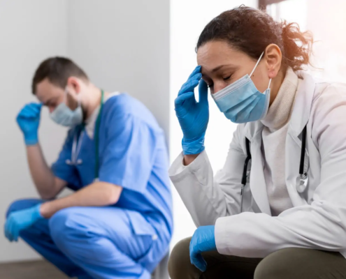 A ação contra o SUS pode ser uma alternativa quando o paciente precisa de medicamento, cirurgia, exame, tratamento, internação ou terapia e não consegue acesso pela via administrativa. A judicialização da saúde é comum em situações de urgência, doença grave, medicamento de alto custo, demora excessiva na fila, falta de insumo, negativa de tratamento ou ausência de resposta do poder público. Mas entrar com ação judicial contra o SUS exige cuidado. O paciente precisa demonstrar a necessidade médica, a tentativa administrativa, a urgência, a impossibilidade de custear o tratamento e, especialmente em casos de medicamentos, a adequação técnica do pedido. O Ministério da Saúde informa que o Componente Especializado da Assistência Farmacêutica — CEAF é uma estratégia de acesso a medicamentos no SUS, voltada à integralidade do tratamento medicamentoso ambulatorial, conforme linhas de cuidado definidas em Protocolos Clínicos e Diretrizes Terapêuticas, os PCDT. Além disso, o CNJ mantém o sistema e-NatJus, banco nacional de pareceres e notas técnicas baseado em evidências científicas, criado para auxiliar decisões judiciais em demandas de saúde. Neste artigo, você vai entender quando cabe ação contra o SUS, quais documentos reunir, como funciona o pedido de liminar e quais cuidados tomar em casos de medicamento não fornecido pelo poder público. O que é ação contra o SUS? A ação contra o SUS é um processo judicial usado para pedir que o poder público forneça determinado medicamento, exame, cirurgia, tratamento, terapia, internação ou insumo de saúde. Ela pode ser proposta contra: Município; Estado; União; mais de um ente público ao mesmo tempo, conforme o caso. A ação busca garantir o direito à saúde quando a via administrativa não resolveu o problema ou quando a demora coloca o paciente em risco. Quando é possível entrar com ação contra o SUS? A ação judicial pode ser avaliada quando há necessidade médica comprovada e o paciente não consegue obter o tratamento administrativamente. Exemplos comuns: Situação Exemplo prático Medicamento negado Paciente precisa de remédio de alto custo e não recebe Medicamento em falta O remédio é fornecido pelo SUS, mas está indisponível Cirurgia demorando Paciente está na fila há meses ou anos Exame urgente não agendado Diagnóstico depende de exame essencial Tratamento negado Terapia, reabilitação ou procedimento recusado Internação não disponibilizada Paciente precisa de leito hospitalar Home care ou cuidados domiciliares Paciente depende de suporte fora do hospital Insumo indispensável Fraldas, sondas, curativos, dieta ou equipamento Tratamento oncológico atrasado Demora pode comprometer resultado terapêutico O ponto central é demonstrar que existe prescrição médica e que a falta do tratamento causa risco ao paciente. Preciso pedir administrativamente antes de entrar na Justiça? Em regra, é recomendável tentar a via administrativa antes da ação judicial. Isso significa protocolar o pedido no SUS, na farmácia de alto custo, na Secretaria de Saúde, na unidade básica, no hospital ou no órgão responsável. Esse pedido administrativo ajuda a provar que o paciente tentou obter o tratamento e que houve negativa, demora ou ausência de resposta. Documentos úteis: protocolo de solicitação; negativa por escrito; comprovante de fila; resposta da Secretaria de Saúde; comprovante de falta do medicamento; relatório do atendimento; e-mails ou mensagens oficiais; número de regulação; comprovante do pedido no CEAF, quando for medicamento especializado. Nos casos de urgência grave, a falta de resposta rápida pode justificar a busca direta do Judiciário, mas a prova da tentativa administrativa costuma fortalecer o processo. Medicamento pelo SUS: como funciona? Nem todo medicamento é fornecido da mesma forma pelo SUS. Há medicamentos básicos, medicamentos especializados, medicamentos hospitalares e tratamentos vinculados a protocolos clínicos. O Ministério da Saúde explica que o acesso aos medicamentos do CEAF depende do cumprimento dos critérios previstos nos PCDT referentes à condição clínica do usuário. As Secretarias Estaduais de Saúde e do Distrito Federal são responsáveis pela dispensação desses medicamentos e organizam os fluxos conforme a estrutura local. Na prática, para pedir medicamento especializado, geralmente são exigidos: receita médica; relatório médico; exames; documentos pessoais; Cartão Nacional do SUS; comprovante de residência; formulário ou LME, quando aplicável; atendimento aos critérios do PCDT. O que é PCDT? PCDT significa Protocolo Clínico e Diretrizes Terapêuticas. É um documento oficial que define critérios de diagnóstico, tratamento, medicamentos, doses, exames e acompanhamento para determinadas doenças no SUS. O PCDT é importante porque o SUS pode exigir que o paciente cumpra os critérios previstos para receber determinado medicamento. Exemplo: Se um medicamento é fornecido para determinada doença apenas em estágio específico ou após falha de outro tratamento, o paciente pode precisar comprovar esses requisitos com exames e relatório médico. O que é CEAF? CEAF significa Componente Especializado da Assistência Farmacêutica. Ele é uma política do SUS voltada ao fornecimento de medicamentos especializados, geralmente relacionados a doenças crônicas, raras ou de maior complexidade. O Ministério da Saúde define o CEAF como estratégia de acesso a medicamentos no SUS, voltada à integralidade do tratamento medicamentoso em nível ambulatorial, conforme os PCDT. Alguns exemplos de situações que podem envolver CEAF: doenças autoimunes; doenças neurológicas; doenças inflamatórias; doenças raras; doenças respiratórias crônicas; doenças renais; hepatites; condições reumatológicas; algumas doenças dermatológicas graves. Medicamento negado pelo SUS: o que fazer? Se o medicamento foi negado, o primeiro passo é entender o motivo. A negativa pode ocorrer porque: Motivo O que significa Medicamento fora da lista do SUS Não está incorporado ou não consta no protocolo Falta de documentos Receita, exames ou formulários incompletos Não cumprimento do PCDT SUS entende que critérios não foram preenchidos Medicamento em falta Está previsto, mas não disponível Dose ou indicação divergente Pedido não bate com protocolo Prescrição particular questionada Órgão exige documentos específicos Registro sanitário ausente Medicamento não tem registro na Anvisa Pedido sem justificativa técnica Relatório médico insuficiente Depois de identificar o motivo, é possível complementar documentos, fazer novo pedido administrativo ou avaliar ação judicial. Medicamento em falta no SUS pode gerar ação judicial? Sim. Quando o medicamento está previsto no SUS, mas está em falta ou não é entregue, a ação judicial pode ser mais objetiva. Nesses casos, o paciente deve reunir: comprovante de que o medicamento é fornecido pelo SUS; comprovante de cadastro no programa; receita atualizada; relatório médico; prova da falta; protocolos de tentativa de retirada; resposta da farmácia ou Secretaria de Saúde. Se a falta do medicamento coloca o tratamento em risco, pode ser possível pedir liminar. Medicamento fora da lista do SUS pode ser pedido na Justiça? Pode, mas a análise ficou mais rigorosa. A CONITEC informa que, conforme entendimento do STF, a Justiça pode determinar fornecimento de medicamento que não está na lista do SUS desde que se comprove, entre outros pontos, que o medicamento foi negado pelo órgão público responsável, que não há outro medicamento disponível nas listas do SUS capaz de substituir o solicitado e que houve ilegalidade, ausência de pedido de inclusão ou demora excessiva na análise da CONITEC. O STF também divulgou, em 2024, critérios para concessão judicial de medicamentos não incorporados ao SUS. Segundo a Corte, o paciente deve comprovar requisitos específicos, como negativa administrativa, impossibilidade de substituição por medicamento incorporado e evidência científica da eficácia e segurança. Por isso, esses casos exigem relatório médico muito bem fundamentado e análise jurídica cuidadosa. Medicamento sem registro na Anvisa pode ser pedido? Esse é um tema mais restrito e delicado. Medicamentos sem registro na Anvisa enfrentam obstáculos maiores na Justiça, porque a segurança, eficácia e autorização sanitária são pontos centrais. Em regra, ações envolvendo medicamento sem registro exigem análise técnica e jurídica específica. O paciente não deve iniciar esse tipo de pedido apenas com uma receita simples. Cirurgia pelo SUS demorando: cabe ação judicial? Pode caber, especialmente quando a demora é excessiva e há risco de agravamento. A ação pode ser avaliada quando: o paciente está há muito tempo na fila; a doença está piorando; há risco de perda funcional; a cirurgia é urgente; há relatório médico indicando risco da espera; não existe previsão de agendamento; a demora compromete o tratamento; o paciente já buscou a regulação ou Secretaria de Saúde. Documentos importantes: pedido médico da cirurgia; exames; relatório médico detalhado; comprovante de entrada na fila; número de regulação; protocolos; resposta do hospital ou Secretaria de Saúde; documentos que mostrem agravamento. Exame pelo SUS demorando: posso entrar com ação? Pode ser possível quando o exame é essencial para diagnóstico ou tratamento e a demora traz risco ao paciente. Exemplos: ressonância; tomografia; biópsia; colonoscopia; exames cardiológicos; exames oncológicos; exames pré-cirúrgicos; exames genéticos em casos específicos; exames indispensáveis para liberar medicamento. O relatório médico deve explicar por que o exame é necessário e qual risco existe se ele não for realizado. Tratamento oncológico atrasado pelo SUS Tratamentos oncológicos exigem atenção especial. A demora em diagnóstico, cirurgia, quimioterapia, radioterapia ou medicamento pode causar agravamento da doença. Documentos importantes: laudo anatomopatológico; relatório do oncologista; exames de imagem; pedido de cirurgia ou tratamento; comprovante de regulação; protocolos; indicação de urgência; documentos de negativa ou demora. Em casos urgentes, pode ser possível pedir liminar. O que é liminar contra o SUS? A liminar é uma decisão judicial urgente. Ela pode determinar que o poder público forneça medicamento, exame, cirurgia, tratamento, internação ou insumo antes do fim do processo. A liminar pode ser pedida quando há: urgência; risco de agravamento; risco de morte; dor intensa; perda funcional; interrupção de tratamento; ausência de alternativa; demora excessiva; negativa administrativa. O juiz analisará a urgência, os documentos médicos, a tentativa administrativa e a viabilidade técnica do pedido. Quais documentos são necessários para ação contra o SUS? Os documentos variam conforme o pedido, mas geralmente incluem: Documento Finalidade Documento pessoal do paciente Identificação CPF e Cartão SUS Cadastro Comprovante de residência Definir competência e ente público Receita médica atualizada Comprovar prescrição Relatório médico detalhado Demonstrar necessidade e urgência Exames Confirmar diagnóstico Negativa administrativa Provar recusa Protocolo de solicitação Provar tentativa administrativa Comprovante de fila Casos de cirurgia ou exame Orçamento Pode ajudar em medicamentos fora do SUS Comprovante de renda Demonstrar impossibilidade de custeio Laudos anteriores Mostrar histórico da doença PCDT ou documentos técnicos Reforçar enquadramento Notas técnicas, quando houver Apoiar evidência científica Como deve ser o relatório médico? O relatório médico precisa ser detalhado e individualizado. Ele deve informar: diagnóstico; CID, quando houver; histórico da doença; tratamentos já realizados; medicamentos já usados; resposta ou falha terapêutica; tratamento solicitado; dose e duração, no caso de medicamento; risco da não realização; urgência; inexistência ou inadequação de alternativa no SUS; justificativa técnica; exames que comprovam o quadro; assinatura, CRM e data. Relatório genérico costuma enfraquecer a ação. Receita médica particular serve? Pode servir, mas depende do caso. O FAQ do Ministério da Saúde sobre medicamentos do CEAF informa que os documentos necessários para solicitação e renovação podem ser oriundos de serviços privados de saúde, desde que atendam aos critérios dos PCDT e às pactuações da Comissão Intergestores Bipartite de cada unidade federativa. Isso significa que receita e relatório de médico particular podem ser relevantes, mas devem estar bem fundamentados e compatíveis com as exigências técnicas. Quem deve ser processado: Município, Estado ou União? Depende do pedido. Em ações de saúde, pode haver responsabilidade de diferentes entes públicos. A definição depende de fatores como: tipo de medicamento; política pública envolvida; local de atendimento; complexidade do tratamento; existência de incorporação no SUS; responsabilidade administrativa pela dispensação; jurisprudência aplicável. Em muitos casos, ações são propostas contra Município e Estado. Em outros, pode haver necessidade de incluir a União, especialmente em discussões mais complexas sobre medicamentos não incorporados ou tecnologias específicas. Esse ponto deve ser definido por análise jurídica. Preciso comprovar baixa renda? Em muitos casos, sim, especialmente quando se pede medicamento, tratamento ou insumo de alto custo. A lógica é demonstrar que o paciente não tem condições de pagar sem comprometer sua subsistência. Documentos úteis: comprovante de renda; carteira de trabalho; extratos bancários; declaração de hipossuficiência; gastos mensais; despesas médicas; orçamento do medicamento; comprovante de benefício previdenciário ou assistencial; CadÚnico, se houver. O que é e-NatJus e por que isso importa? O e-NatJus é um sistema do CNJ que reúne notas técnicas e pareceres técnico-científicos baseados em evidências científicas na área da saúde. Segundo o CNJ, o objetivo é abrigar pareceres e notas elaborados pelos Núcleos de Apoio Técnico do Judiciário e por Núcleos de Avaliação de Tecnologias em Saúde. Na prática, o juiz pode consultar notas técnicas para avaliar: se o medicamento tem evidência científica; se existe alternativa no SUS; se o tratamento é experimental; se a indicação é compatível com protocolos; se há registro na Anvisa; se o pedido tem respaldo técnico. Por isso, ações de saúde precisam ser bem fundamentadas clinicamente. A Justiça concede tudo que o médico pede? Não. A prescrição médica é muito importante, mas não basta sozinha em todos os casos. O Judiciário pode avaliar: urgência; evidência científica; registro na Anvisa; existência de alternativa no SUS; custo; protocolo clínico; negativa administrativa; capacidade financeira do paciente; nota técnica do NatJus; impacto da decisão. Por isso, o relatório médico deve explicar não apenas o que foi prescrito, mas por que aquele tratamento é necessário para aquele paciente. Ação contra o SUS para medicamento de alto custo Medicamentos de alto custo são uma das causas mais comuns de judicialização. A ação pode envolver: medicamento previsto no SUS, mas não entregue; medicamento fora da lista do SUS; medicamento com indicação diferente da prevista; medicamento incorporado, mas com barreira administrativa; medicamento sem alternativa terapêutica eficaz; medicamento necessário para doença rara ou grave. Quanto mais caro e complexo for o medicamento, mais importante é apresentar documentação técnica robusta. Ação contra o SUS para tratamento fora do domicílio Alguns pacientes precisam se deslocar para outro município ou estado para realizar tratamento indisponível em sua localidade. Nesses casos, pode haver discussão sobre: transporte; hospedagem; ajuda de custo; acompanhante; regulação; TFD, Tratamento Fora de Domicílio. Esse tipo de pedido exige documentos médicos e administrativos específicos. Ação contra o SUS para internação ou leito Quando o paciente precisa de internação, UTI ou transferência hospitalar, a urgência costuma ser alta. Documentos importantes: relatório médico hospitalar; pedido de vaga; indicação de UTI ou internação; comprovante de regulação; negativa ou demora; exames; evolução clínica; documentos do paciente. Nesses casos, a liminar pode ser necessária para garantir vaga ou transferência. Ação contra o SUS para terapias Também pode haver ação para terapias, reabilitação ou tratamentos contínuos. Exemplos: fisioterapia; fonoaudiologia; terapia ocupacional; psicoterapia; reabilitação neurológica; terapias para pessoas com deficiência; tratamento multidisciplinar. O pedido deve demonstrar frequência necessária, objetivo terapêutico, risco da interrupção e inexistência de acesso adequado pela rede pública. O que fazer antes de entrar com ação contra o SUS? Siga este passo a passo: Peça relatório médico detalhado; Separe exames e laudos; Faça pedido administrativo no SUS; Guarde protocolo; Solicite negativa por escrito, se houver; Verifique se o medicamento está no SUS; Veja se há PCDT; Reúna comprovantes de renda; Faça orçamento, quando for medicamento ou tratamento privado; Procure orientação jurídica se houver negativa ou demora. Principais erros em ações contra o SUS Evite: Erro Consequência Entrar com receita simples Prova médica pode ser insuficiente Não tentar via administrativa Pode enfraquecer o pedido Não comprovar urgência Liminar pode ser negada Não explicar falha de alternativas do SUS Pedido pode parecer substituível Não juntar exames Diagnóstico fica frágil Pedir medicamento sem registro Caso fica muito mais difícil Não demonstrar incapacidade financeira Pode prejudicar análise Relatório médico genérico Dificulta convencimento do juiz Não atualizar documentos Pode haver exigências ou indeferimento Ignorar PCDT Pode haver negativa técnica Quando procurar advogado em Direito da Saúde? A orientação jurídica pode ser importante quando: o SUS negou medicamento; medicamento está em falta; cirurgia demora muito; exame urgente não foi marcado; tratamento oncológico atrasou; paciente precisa de UTI; há risco de agravamento; tratamento foi interrompido; medicamento é de alto custo; o remédio não está na lista do SUS; há necessidade de liminar; o paciente não sabe qual ente público acionar. O advogado pode analisar documentos médicos, protocolos administrativos, urgência, viabilidade técnica e estratégia judicial. Conclusão A ação contra o SUS pode ser um caminho para exigir medicamento, cirurgia, exame, internação, tratamento ou insumo quando o poder público nega, demora ou não oferece a assistência necessária. Mas a judicialização da saúde exige preparação. O paciente precisa reunir relatório médico detalhado, exames, receita, protocolo administrativo, negativa ou prova da demora, além de documentos que demonstrem urgência e impossibilidade de custeio. Nos casos de medicamento, é essencial verificar se ele está incorporado ao SUS, se há PCDT, se existe alternativa terapêutica e se há evidência científica suficiente. Para medicamentos não incorporados, os critérios são mais rigorosos após os entendimentos do STF. Quando há risco grave ou demora incompatível com a saúde do paciente, pode ser possível pedir liminar para tentar obter uma decisão urgente. Perguntas frequentes sobre ação contra o SUS 1. Posso entrar com ação contra o SUS para conseguir medicamento? Sim, pode ser possível, especialmente quando há prescrição médica, negativa ou demora administrativa e risco à saúde. 2. Preciso pedir o medicamento no SUS antes da ação? Em regra, é recomendável fazer pedido administrativo e guardar protocolo ou negativa. 3. Medicamento em falta no SUS pode ser pedido judicialmente? Sim. Se o medicamento é fornecido pelo SUS, mas não está disponível, a ação pode buscar o fornecimento. 4. Medicamento fora da lista do SUS pode ser concedido pela Justiça? Pode, mas os critérios são mais rigorosos. É preciso demonstrar negativa administrativa, ausência de alternativa incorporada eficaz e respaldo técnico-científico, entre outros pontos. 5. O que é CONITEC? É a Comissão Nacional de Incorporação de Tecnologias no SUS, responsável por avaliar tecnologias em saúde, como medicamentos e tratamentos, para incorporação ao SUS. 6. O que é PCDT? É o Protocolo Clínico e Diretrizes Terapêuticas, documento que define critérios de diagnóstico, tratamento e acesso a medicamentos no SUS. 7. O que é CEAF? É o Componente Especializado da Assistência Farmacêutica, política do SUS para acesso a medicamentos especializados conforme PCDT. 8. Receita de médico particular serve para ação contra o SUS? Pode servir, especialmente se estiver acompanhada de relatório detalhado e exames. Para CEAF, o Ministério da Saúde informa que documentos de serviços privados podem ser aceitos se atenderem aos critérios dos PCDT e pactuações locais. 9. Posso pedir cirurgia pelo SUS na Justiça? Sim, quando há indicação médica, demora excessiva, risco de agravamento ou ausência de previsão adequada. 10. Posso pedir exame pelo SUS na Justiça? Pode ser possível quando o exame é essencial para diagnóstico ou tratamento e a demora oferece risco. 11. O que é liminar contra o SUS? É uma decisão judicial urgente que pode determinar o fornecimento de medicamento, cirurgia, exame, internação ou tratamento antes do fim do processo. 12. Quais documentos preciso para liminar? Relatório médico detalhado, receita, exames, negativa ou protocolo administrativo, comprovante de renda, documentos pessoais e prova da urgência. 13. O juiz pode consultar nota técnica? Sim. O CNJ possui o sistema e-NatJus, que reúne notas técnicas e pareceres baseados em evidências para auxiliar decisões judiciais em saúde. 14. A Justiça concede qualquer tratamento prescrito? Não. O juiz pode avaliar evidência científica, registro na Anvisa, alternativas no SUS, urgência, custo e documentos apresentados. 15. Medicamento sem registro na Anvisa pode ser pedido? É muito mais difícil e exige análise jurídica específica. Em regra, a ausência de registro é um obstáculo relevante. 16. Preciso comprovar que não posso pagar? Em muitos casos, sim, principalmente em pedidos de medicamentos ou tratamentos de alto custo. 17. Quem devo processar: Município, Estado ou União? Depende do tratamento, medicamento e política pública envolvida. A definição deve ser feita após análise jurídica. 18. O SUS pode ser obrigado a fornecer tratamento fora da cidade? Pode ser discutido em casos de Tratamento Fora de Domicílio ou ausência de serviço adequado na localidade. 19. Posso pedir indenização por demora do SUS? Pode ser possível em situações excepcionais, quando houver dano comprovado causado por falha grave ou demora injustificada. 20. Quando procurar advogado? Quando houver negativa, demora, falta de medicamento, tratamento urgente, risco de agravamento ou necessidade de liminar. CTA final sugerido O SUS negou medicamento, cirurgia, exame ou tratamento? Antes de entrar com ação, reúna receita, relatório médico detalhado, exames, protocolo administrativo, negativa ou prova da demora. Uma análise jurídica pode indicar se cabe pedido de liminar e qual é o melhor caminho para buscar o tratamento.