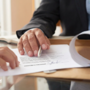 A empresa não pagou a rescisão no prazo? Saiba o que fazer (e quais multas ela pode dever a você)