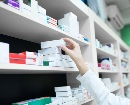 Justiça obriga plano de saúde a custear medicamento fora do rol da ANS e condena operadora a indenizar paciente