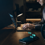 03_trabalhador_horas_extras_whatsapp_home_office Horas extras no WhatsApp e no home office: como identificar e provar a jornada invisível