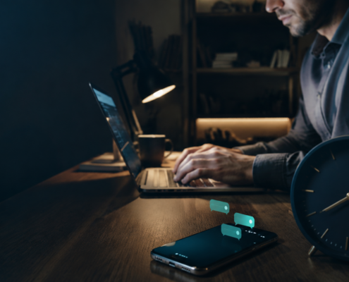 Horas extras no WhatsApp e no home office: como identificar e provar a jornada invisível