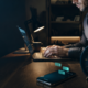 Horas extras no WhatsApp e no home office: como identificar e provar a jornada invisível