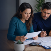 Usei cartão e empréstimo para apostar: como funciona o superendividamento