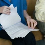 Trabalhador analisando contracheque e contrato de empréstimo consignado após demissão Trabalhador analisando contracheque e contrato de empréstimo consignado após ser demitido