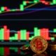 Moeda física representando Bitcoin sobre gráfico de cotação, ilustrando golpe de investimento em criptoativos e exchange internacional